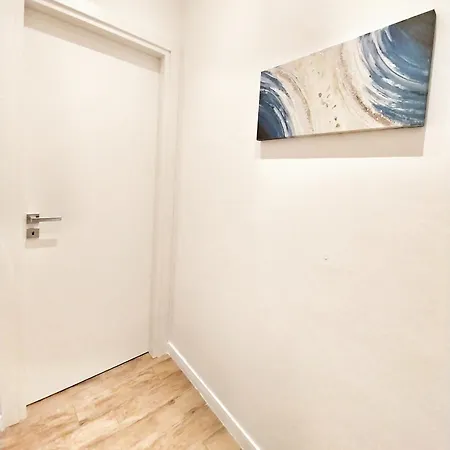 Attic Apartment, Air Conditioning, Fast Wifi شقة