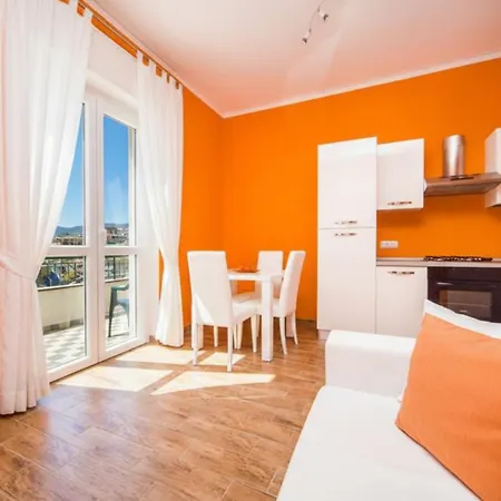 Attic Apartment, Air Conditioning, Fast Wifi شقة