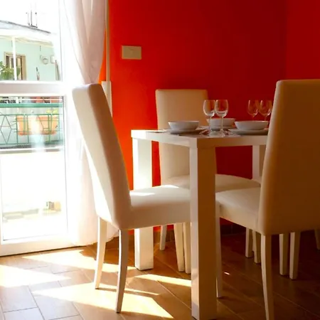 Attic Apartment, Air Conditioning, Fast Wifi *