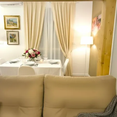 Attic Apartment, Air Conditioning, Fast Wifi *