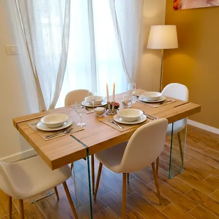 Attic Apartment, Air Conditioning, Fast Wifi *