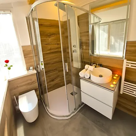 Attic Apartment, Air Conditioning, Fast Wifi شقة راباللو