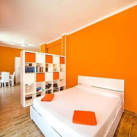 Attic Apartment, Air Conditioning, Fast Wifi 公寓 *