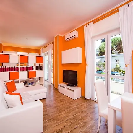 Attic Apartment, Air Conditioning, Fast Wifi 公寓 *