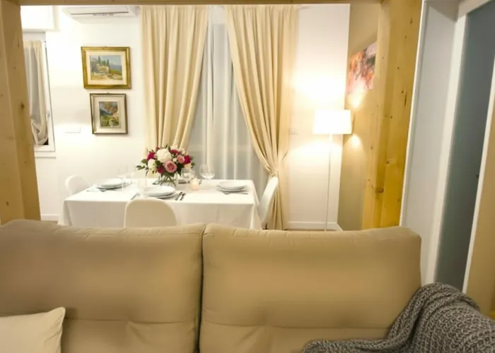 Attic Apartment, Air Conditioning, Fast Wifi *